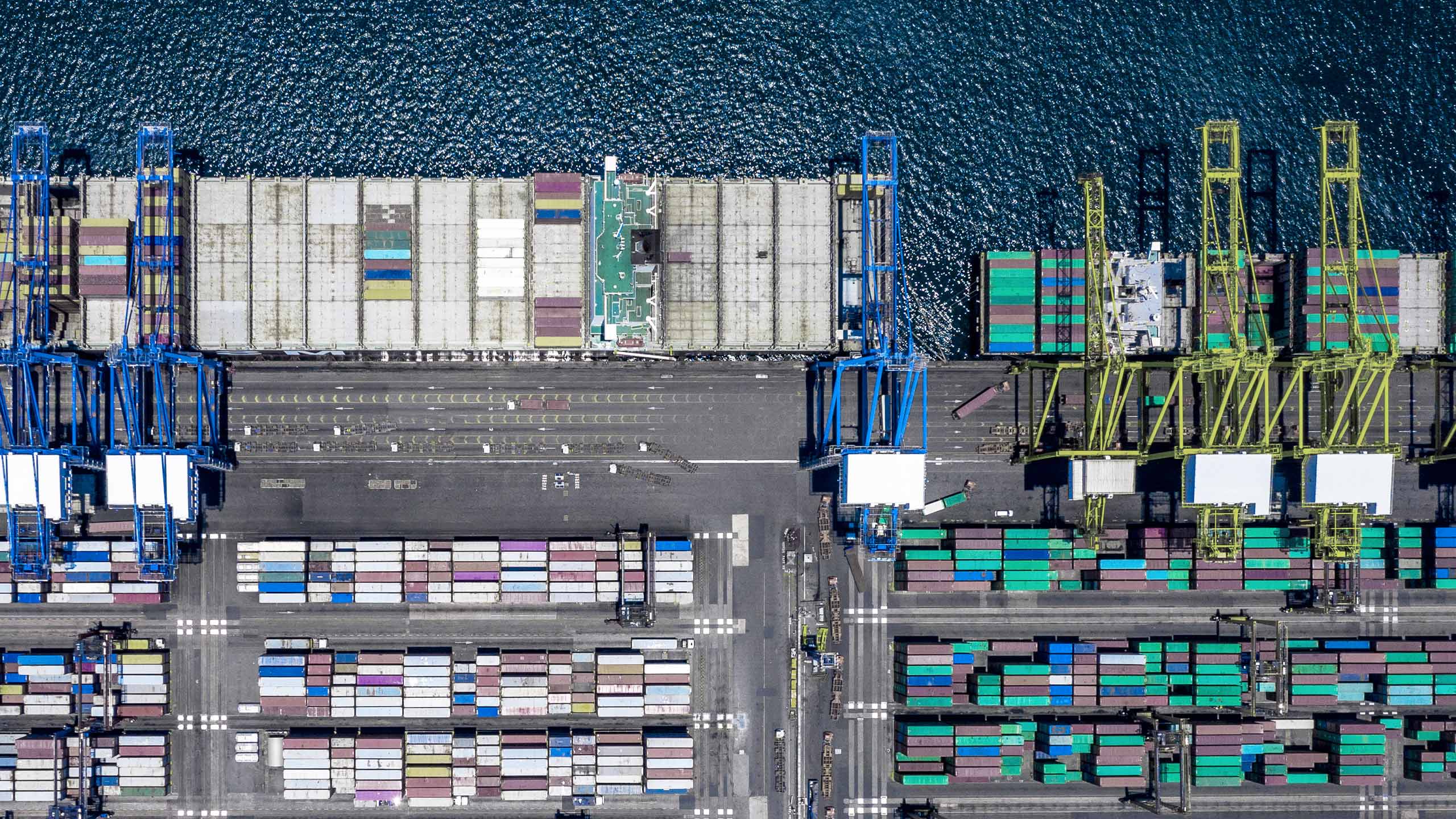 Headerbild zum Blogartikel "Resiliente Supply Chain": Zeigt Containerhafen mit Schiffen von oben