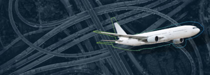 Headerbild zur Seite Network Design: zeigt Flugzeug im Vordergrund und Transportnetzwerk bzw. Straßenverkehr von oben im Hintergrund