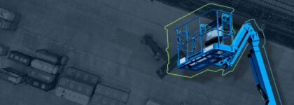 Headerbild zur Seite Supply Chain Strategie: zeigt im Vordergrund eine Hebebühne und im Hintergrund einen Bahnhof als Teil der Lieferkette von oben