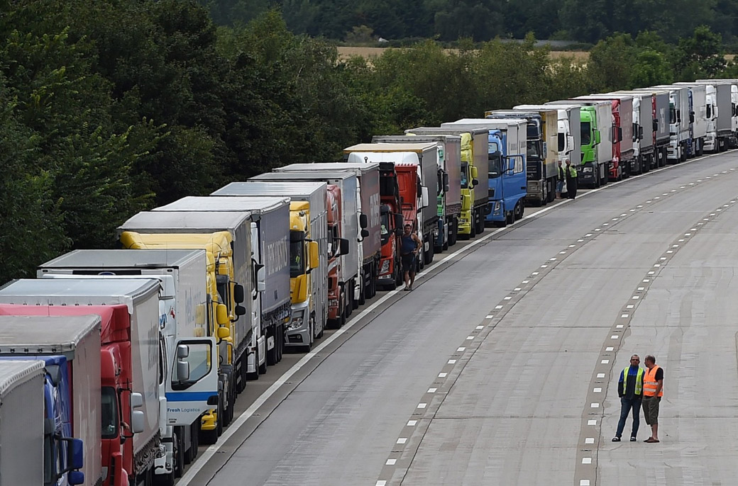 Ein Bild von Lastwagen in einer Reihe.