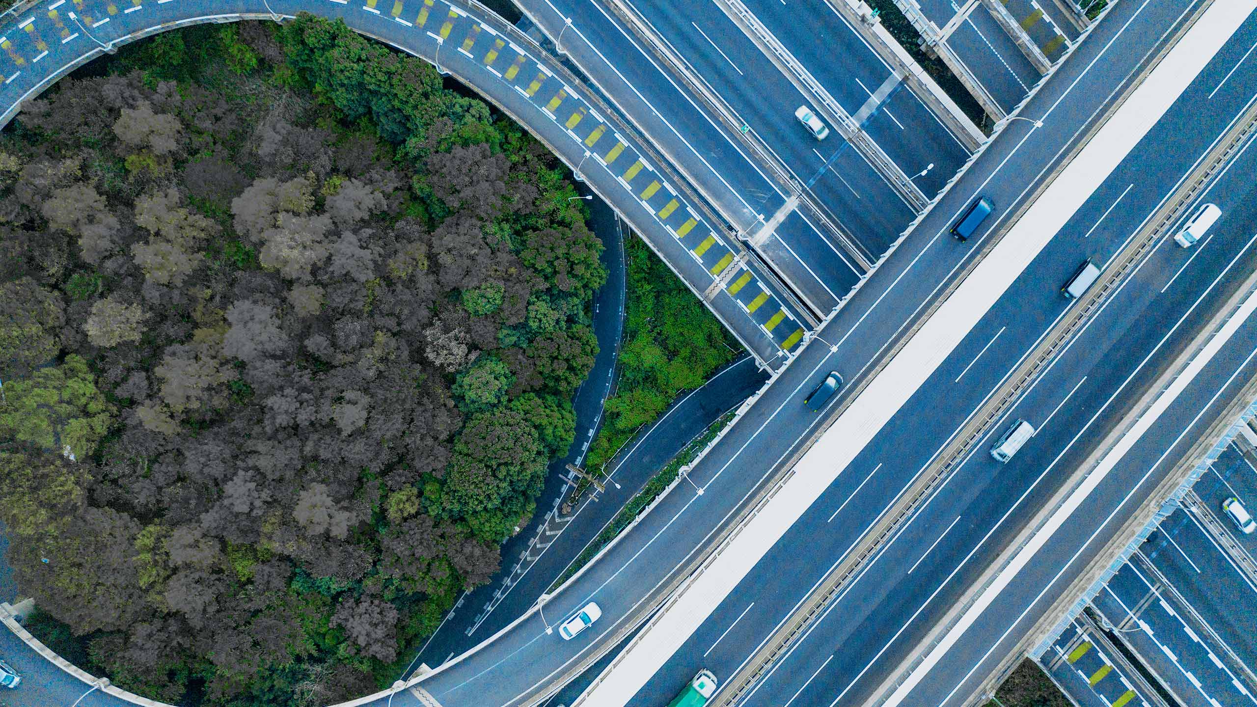 Headerbild zum Blogartikel "Lieferzeit und Termintreue verbessern mit Process Mining": zeigt Straßenverkehr von oben