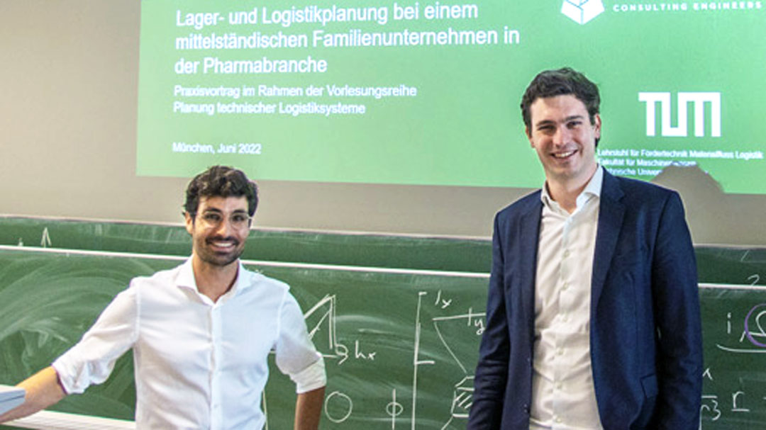 Philipp Kappus und Dominik Fackler bei einem Vortrag zu Lager- und Logistikplanung an der TU München