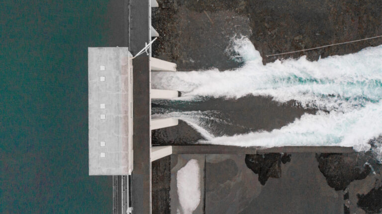 Headerbild zur Branchen-Seite "Öffentliche Nahversorgung": Zeigt ein Wasserkraftwerk bzw. ein Staudamm von oben
