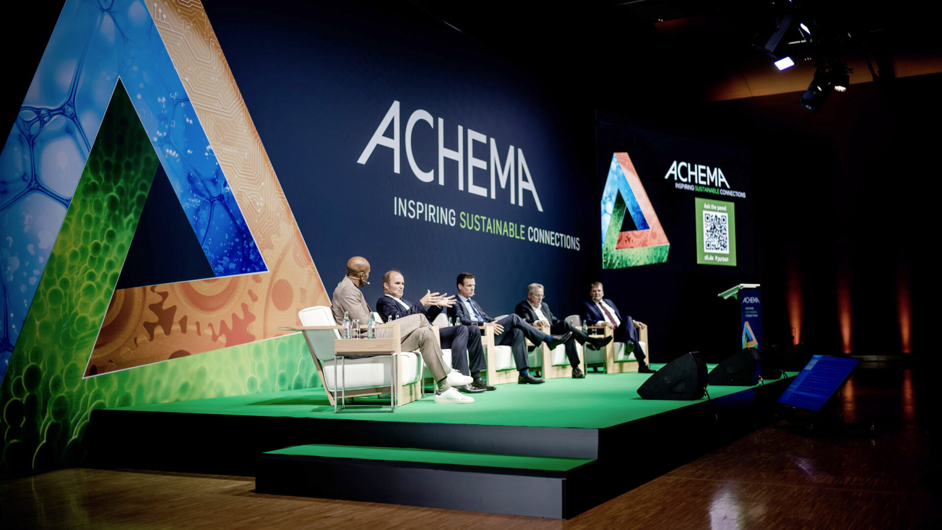 Foto der ACHEMA 2022: Zeigt ein Plenum im Forum 1 der Messe Frankfurt